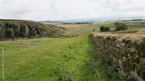 De Bouw van Hadrianus' Muur: Romeinse Verdedigingsarchitectuur en de Sociale Impact op Britannia