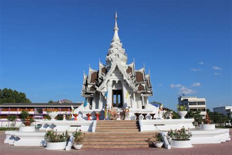 De Opstand van het Koninkrijk Phayao: Een Ontrafeling van Krachtsspelen en Religieuze Intriges in het 10e-eeuwse Thailand